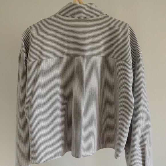 Chic Striped Button-Down Shirt - Perfect for Casual and Workwear Size M/L - Picture 7 of 9